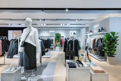 Interior de una tienda de Arket, del grupo H&M, en Reino Unido