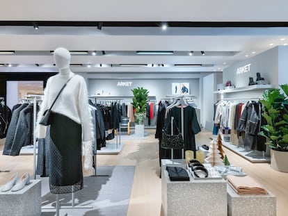 Interior de una tienda de Arket, del grupo H&M, en Reino Unido