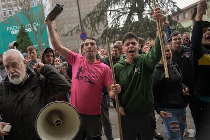 Ganaderos y agricultores se manifiestan delante de la Consejería de Agricultura y Pesca, este viernes en Oviedo.