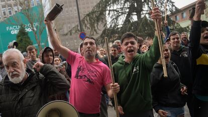 Ganaderos y agricultores se manifiestan delante de la Consejería de Agricultura y Pesca, este viernes en Oviedo.