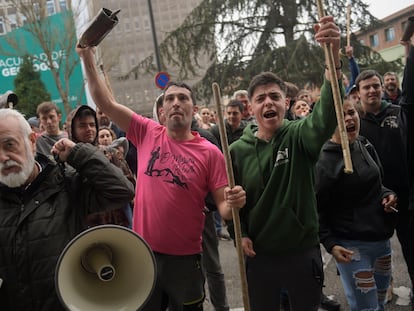 Ganaderos y agricultores se manifiestan delante de la Consejería de Agricultura y Pesca, este viernes en Oviedo.