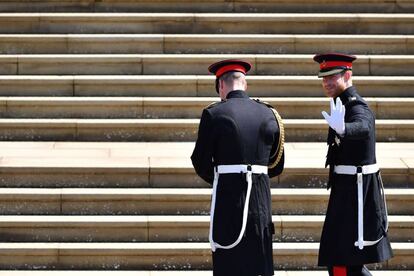 Enric d'Anglaterra (dreta) arriba al castell de Windsor amb el seu germà Guillem d'Anglaterra, tots dos vestint l'uniforme de gala de l'Exèrcit de l'Aire britànic.