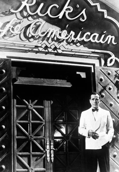 El café de Rick´s de 'Casablanca', ese lugar en el que todos tenemos en la mente mientras Humphrey Bogart e Ingrid Bergman cruzan sus miradas y descubrirnos el amor profundo que existe entre ambos. La película, dirigida por Michael Curtiz, narra un drama romántico bajo el control del gobierno de Vichy y está basada en la obra teatral 'Everybody comes to Rick’s' de Murray Burnett.