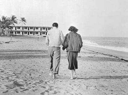 Frank Sinatra y Ava Gardner paseando por una playa de Miami dos d&iacute;as antes de su boda en 1951. 