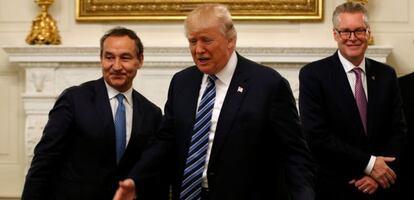 Donald Trump, junto con el consejero delegado de United Airlines, Oscar Munoz, y de Delta Airlines, Edward Bastian.