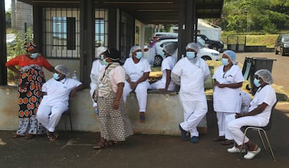 Un grupo de sanitarios protesta con un paro en su jornada laboral contra la inseguridad provocada por la delincuencia en el centro de salud de Kahani, en Mayotte, el 2 de junio de 2020.