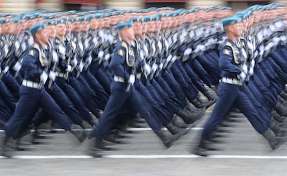 El Éjercito ruso dispone de unos 900.000 efectivos, de los cuales se calcula que unos 100.000 están movilizados en la operación de invasión a Ucrania. 