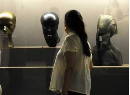 Los libros de historia de la escultura a menudo se refieren a Auguste Rodin (París, 12 de noviembre de 1840 - Meudon, 17 de noviembre de 1917) como el primer moderno. Fue uno de los primeros en atreverse a distorsionar las proporciones anatómicas del cuerpo humano al pasarlas por el filtro de la sensibilidad del artista.