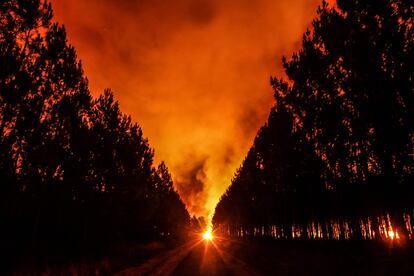Vista del cielo teñido de naranja por las llamas esta madrugada, por el incendio declarado cerca de Belin-Béliet, en el suroeste de Francia.