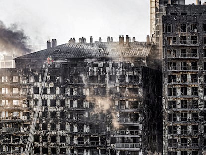 Estado del edificio del barrio de Campanar de Valencia, un día después del incendio.