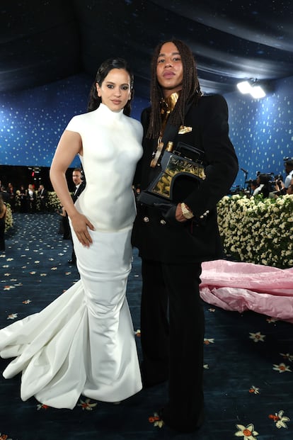 Rosalía, Balmain'in kreatif direktörü Olivier Rousteing eşliğinde müzeyi ziyaret etti. Şarkıcının üzerinde heykel gibi duran beyaz elbiseye imzasını attı.