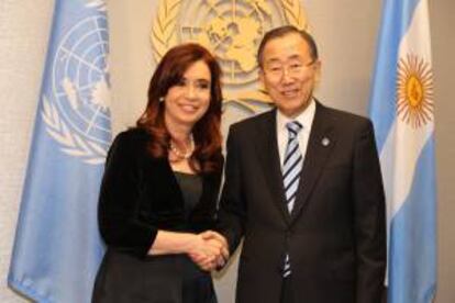 El secretario general de la ONU, Ban Ki-moon, saluda a la presidenta de Argentina, Cristina Fernández de Kirchner, el pasado 25 de septiembre, durante una reunión en la sede del organismo en Nueva York (EEUU).