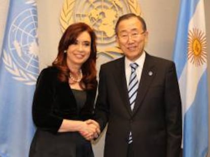 El secretario general de la ONU, Ban Ki-moon, saluda a la presidenta de Argentina, Cristina Fernández de Kirchner, el pasado 25 de septiembre, durante una reunión en la sede del organismo en Nueva York (EEUU).