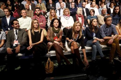 Beatriz Tajuelo (segunda por la izquierda), novia de Albert Rivera, junto con la mujer de Pedro Sánchez, (tercera por la derecha), entre el público del debate.