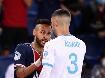 Neymar e Álvaro González se encaram no domingo, no Parc des Princes, no jogo entre PSG e Olympique de Marselha.