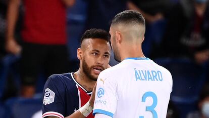 Neymar e Álvaro González se encaram no domingo, no Parc des Princes, no jogo entre PSG e Olympique de Marselha.