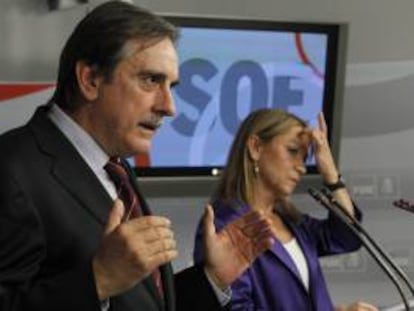 Ambos organismos responden así a las misivas que a mediados del pasado mes de septiembre les enviaron el portavoz económico del PSOE en el Congreso, Valeriano Gómez (en primer término), y el portavoz adjunto, Antonio Hurtado, en la que les reclamaba que se ampliaran esos criterios ante los "insuficientes" resultados del sistema arbitral. EFE/Archivo