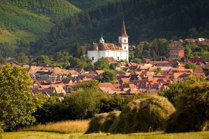 Rasinari, uno de los asentamientos más antiguos del distrito de Sibiu, en Transilvania, debe su nombre a la resina que los vecinos recogían de los árboles y hervían para vendérsela a los fabricantes de pintura. Esta comuna, recién conectada por un tranvía turístico al zoo de Dumbrava, mantiene su tradición pastoril, con rebaños trashumantes y caballos diseminados en prados y pastos de las montañas de alrededor. Calles estrechas, iglesias, casas tradicionales (en una creció el poeta y político Octavian Goga; en otra, el escritor y filósofo Emil Cioran) y costumbres que el viajero puede conocer en el museo de este pueblo que 2012 fue nombrado uno de los más bellos de Rumania.