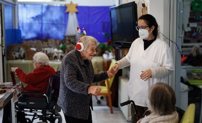 Dolores, residente en el centro geriátrico Gure Etxea de Barcelona, bailaba el día 23 con María, codirectora de la residencia.