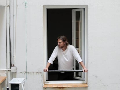 Jaime Olías fotografiado en su domicilio madrileño por su compañero de piso.