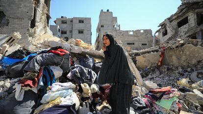 Una mujer palestina inspecciona los daños de una operación israelí en el barrio de Shejaiya, en la parte este de la ciudad de Gaza, este miércoles.