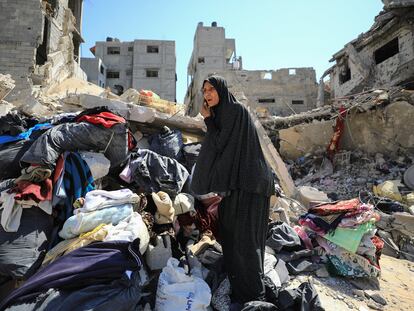 Una mujer palestina inspecciona los daños de una operación israelí en el barrio de Shejaiya, en la parte este de la ciudad de Gaza, este miércoles.