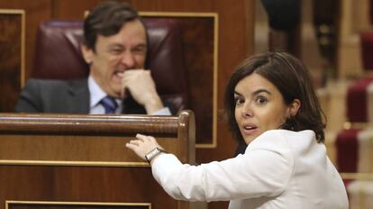 Soraya Sáenz de Santamaría y Rafael Hernando este miércoles en el Congreso.