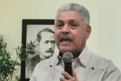 Luis Carvajal, biólogo y coordinador de la Comisión Medioambiental de la Universidad Autonóma de Santo Domingo (UASD) y miembro de la Academia de Ciencias de la República Dominicana, ha documentado durante años la devastación de los ríos por parte de intereses comerciales y autoridades permisivas. 