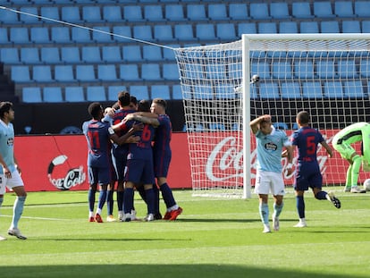 Los jugadores del Atlético de Madrid festejan el gol del uruguayo Luis Suárez (c), durante el partido de la sexta jornada de Liga de Primera División contra el Celta de Vigo celebrado el pasado 17 de octubre de 2020 en el estadio Balaidos de Vigo.