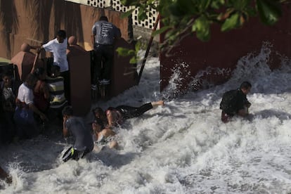 Los bañistas se ven afectados por una ola en La Libertad. Aunque los daños están todavía sin cuantificar, la ministra de Medio Ambiente explicó que "son numerosas las viviendas que han resultado dañadas, en parte por el fuerte oleaje y en parte por las débiles construcciones que se edifican en las zonas costeras".