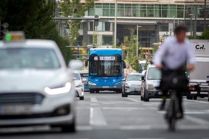 Un autobús de la línea 46 en una calle de la capital, este martes. 