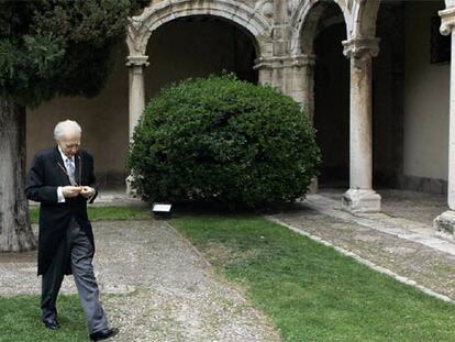 Sergio Pitol mira la medalla acreditativa del Premio Cervantes, ayer en la Universidad de Alcalá de Henares.