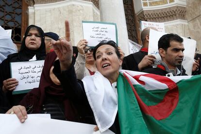 Funcionarios judiciales se manifiestan para exigir la renuncia del presidente Abdelaziz Bouteflika, en Argel (Argelia).