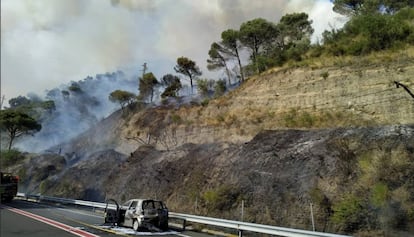 El coche que ha provocado el incendio.