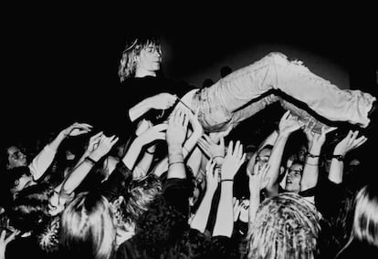 Kurt Cobain levantado por el público en un concierto con Nirvana. Fue en 1991 en Alemania.