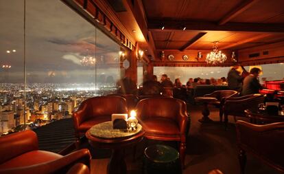 Estamos en el segundo rascacielos más alto de Sao Paulo, y de Brasil, el edificio Italia, en cuyos 168 metros caben 46 plantas. Un ejemplo de la llamada arquitectura vertical brasileña. Terraço Italia, un local con restaurante y bar (en la imagen), ocupa la planta 44 y se abre a vistas de 360 grados sobre la ciudad brasileña.