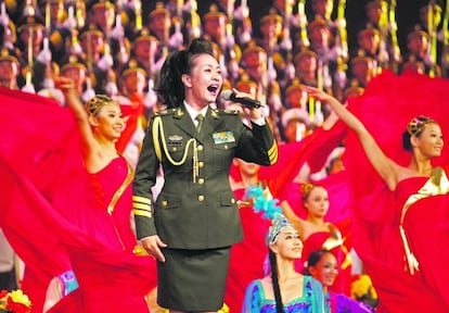 La soprano militar Peng Liyuan, interpretando ‘Camino al resurgimiento’ en el Gran Palacio del Pueblo de Pekín, en septiembre de 2009.
