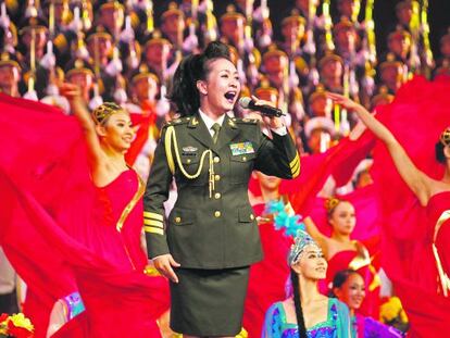 La soprano militar Peng Liyuan, interpretando &lsquo;Camino al resurgimiento&rsquo; en el Gran Palacio del Pueblo de Pek&iacute;n, en septiembre de 2009.