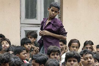 Niños liberados por la policía india de sus trabajos esclavizantes en la ciudad de Mumbai el pasado miércoles.