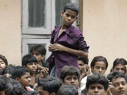 Niños liberados por la policía india de sus trabajos esclavizantes en la ciudad de Mumbai el pasado miércoles.