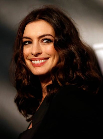 <p>- Siempre estás estupenda. Pero tuviste que asegurarte de que estabas en forma, ¿no? —le preguntó un periodista a Anne Hathaway durante una entrevista de promoción de ‘El caballero oscuro: la leyenda renace’—. </p> <br> <p> <p>- No se trataba de estar en una forma física perfecta, sino de ser capaz de hacer a la perfección las patadas y las peleas —le respondió la actriz—. </p> <br> <p> <p>- Cuando supiste que ibas a interpretar a Catwoman, ¿hiciste algún tipo de régimen? ¿Dieta, ejercicio? —le preguntó. </p> <br> <p> <p>- ¿Estás tratando de perder peso? Te ves fantástico. No, en serio… tenemos que hablar de esto. ¿Qué quieres? ¿Intentas entrar en un disfraz de gato? —le respondió la actriz sin perder su característica sonrisa—. </p> <br> <p> <p>En otra entrevista durante la promoción de la misma entrega de Batman, la actriz escuchó la siguiente pregunta: “¿Cuánto peso tuviste que perder para meterte en ese traje?”. “¡No me acabas de hacer esa pregunta!”, respondió Hathaway con la boca abierta. El reportero se disculpó por ofenderla, algo que hizo y que la actriz aprovechó para meterse con él. </p> <br> <p>