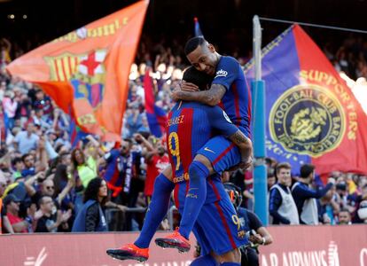 Luis Suárez recibe la felicitación de Neymar tras marcar el tercer gol del encuentro.