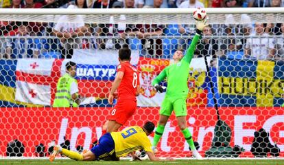 Goleiro Pickford, destaque inglês no jogo, defende chute de Berg.