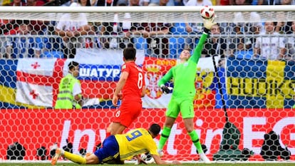 Goleiro Pickford, destaque inglês no jogo, defende chute de Berg.