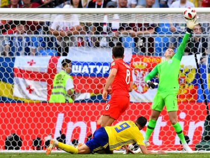 Goleiro Pickford, destaque inglês no jogo, defende chute de Berg.