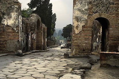 Como su vecina Pompeya, Herculano quedó arrasada por un río de lava del Vesubio en el año 79 después de Cristo. Habitada por la clase alta, la ciudad fue descubierta hace 250 años y es un tesoro arqueológico. El flujo piroclástico que la cubrió carbonizó la materia orgánica, pero conservó tanto las estructuras como los cuerpos humanos, algunos encontrados cerca de la costa, seguramente mientras intentaban alcanzar un barco. Pero lo más interesante son los cientos de pergaminos encontrados en la Villa dei Papiri, los textos de la única biblioteca de la Antigüedad que se conservan. A Herculano se llega con el tren Circumvesuviana desde Nápoles y visitar todo el yacimiento requiere un día completo.