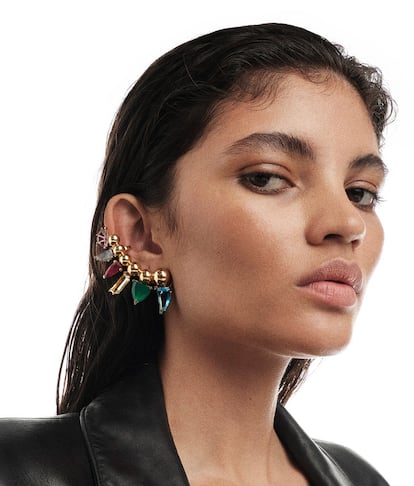 En SUOT Studio, el proyecto más personal de Marta Tous, encontrarás los diseños más originales, atrevidos y únicos de joyería pues desde sus comienzos esta marca ha estado concebida como un laboratorio desde el que experimentar con el diseño. Este 'ear cuff' de bolas degradadas con piedras como un topacio, cuarzo limón, amatista, un rubí tratado o una labradorita es un buen ejemplo y la mejor manera de destacar con un solo pendiente.

Comprar por 1.650 €