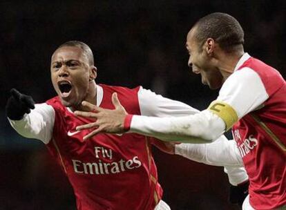 Baptista, a la izquierda, celebra su tanto para el Arsenal con Henry.