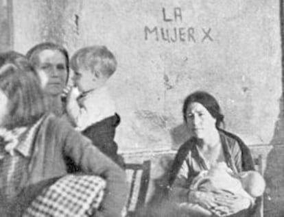 Refugiadas con sus hijos durante la huida de Málaga a Almería.