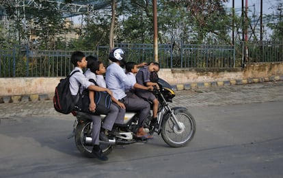 Un hombre lleva a cinco niños en su moto a una escuela de Lucknow, India.